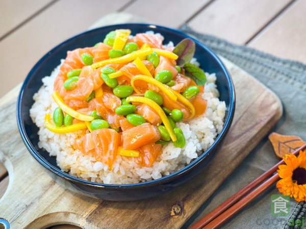 Trio de saumon cru, mangue et edamame