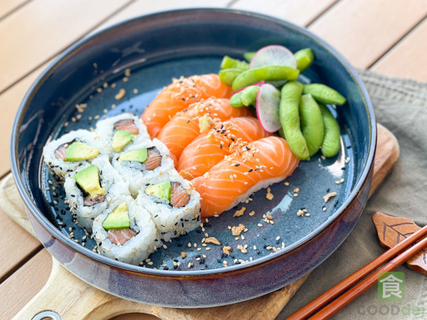 Assortiment de sushi saumon & maki saumon avocat