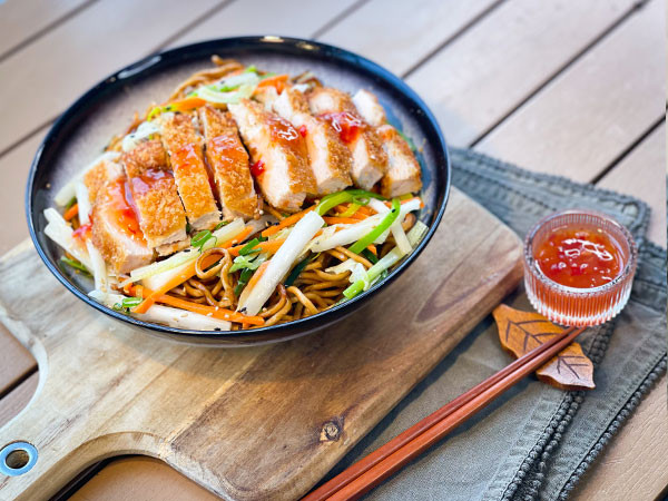 Nouilles sautées & poulet katsu