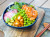 Poké de saumon cru & crousty crevettes