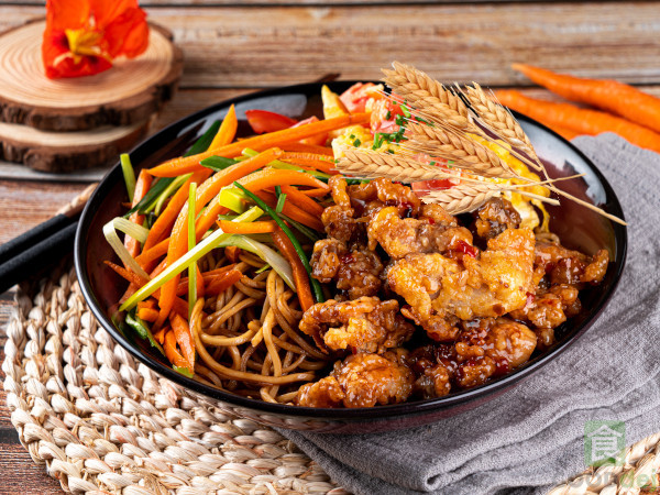 Nouilles sautées & poulet aigre-doux karaage